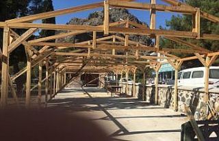 Vakıflar tarihi caminin bahçesine yapılan eklentiyi...