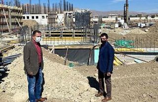 Vali Akbıyık, havaalanı güvenlik binasında incelemelerde...