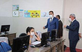 Vali Akbıyık okulları ziyaret ederek hediye dağıttı