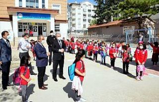 Vali Akın, okullarda alınan korona virüs denetimlerini...