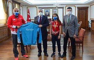 Vali Akın, U20 Balkan şampiyonası 2.’sini ödüllendirdi