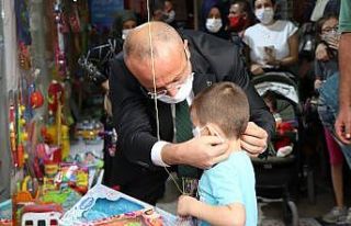 Vali Atik maskeye takmak istemeyen miniği ikna etti