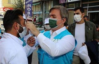 Vali Aydoğdu hem maske dağıttı, hem de maske taktı