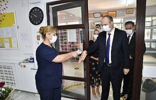 Vali Canalp’ten okullara ilk gün denetimi