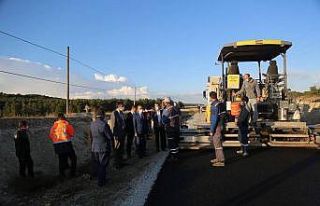 Vali Çelik, Aslanapa’da yapılan yol çalışmalarını...