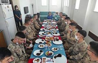 Vali eşinden askerlere ev yemeği ikramı