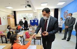 Vali Masatlı’dan öğrencilere çikolata