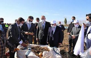 Vali Memiş, Pasinler’e soğutma deposu sözü verdi