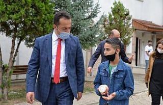 Vali Şentürk çocuklara dondurma ikram etti