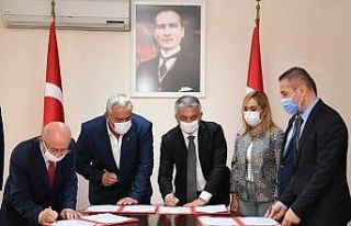 Vali Yazıcı, hayırsever Adnan Yılmaz ile okul...