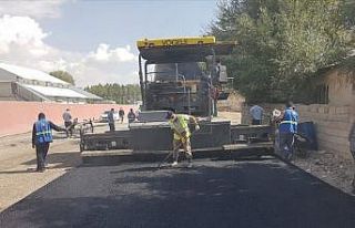 Van Büyükşehir Erciş’te asfalt çalışmalarını...