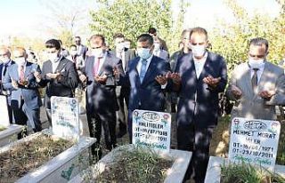 Van depreminde hayatını kaybedenler için anma töreni