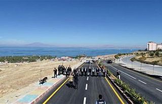 Van Gölü manzaralı yol 10.10.2020 saat 10:10 gibi...