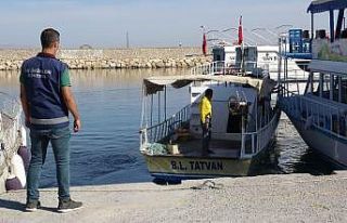 Van Gölü’nün karaya çıkış noktalarında balıkçı...