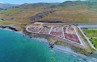 Van Gölü’nün ’mavi bayraklı’ plajına ikinci...