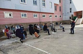 Veli toplantısı okul bahçesinde yapıldı