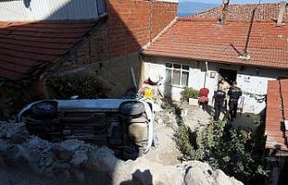 Virajı alamadı otomobiliyle evin bahçesine uçtu