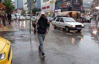 Yağmurdan masa örtüsüyle korundu