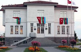 Yalova Kent Müzesi Türk ve Azerbaycan bayrakları...