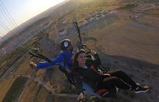 Yamaç paraşütünden inen kız arkadaşına evlilik...