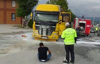 Yanan tırını gözyaşlarıyla izledi