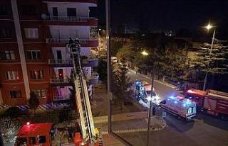 Yangında mahsur kalan çocuklar itfaiye ekiplerince...