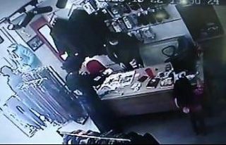 Yanında çocukla dükkana giren kadın, esnafın...