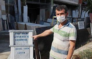 Yaptığı mezar taşları ile korona virüse karşı...