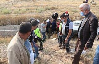 Yaralı sürücünün yardımına meraklı vatandaşlar...