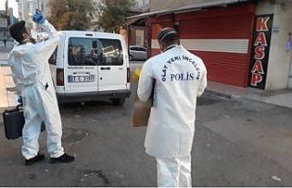 Yarı çıplak halde park halindeki aracın üstüne...