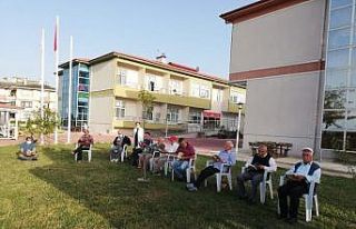 Yaşlılar açık havada kitap okudular