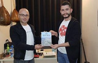 Yazdıkları kitapları birbirlerine hediye ettiler