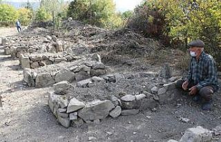 Yıktırdığı mezarların yerine temsili mezarlar...