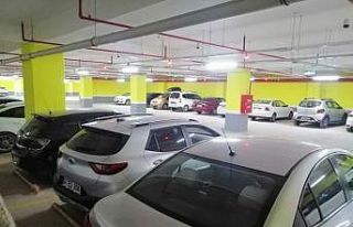 Yoğun yağış uyarısı sonrası sürücüler otoparklara...