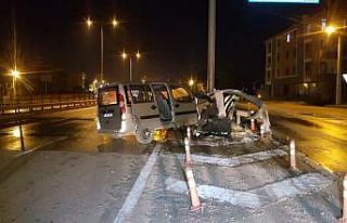 Yol ayrımında bariyerlere çarpan otomobilin sürücüsü...