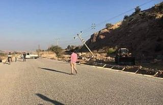 Yol çalışmasında elektrik direkleri devrildi