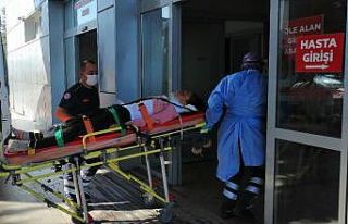 Yol kenarında yürürken otomobilin çarptığı...