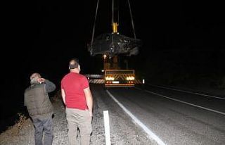 Yoldan çıkan otomobil kayalıklar üzerine düştü