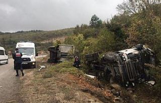 Yoldan çıkan tr devrildi: 1 yaralı