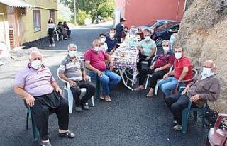 Yollarının asfaltlanmasını sokakta kahvaltı yapıp...