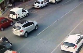 Yolun karşısına geçen yayaya otomobil çarptı