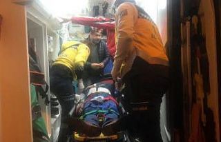 Yolun karşısına geçmeye çalışan vatandaşa...