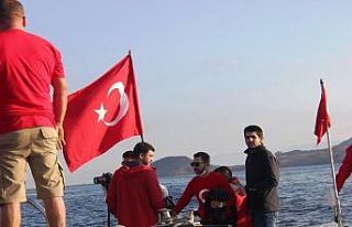 Yunan adalarına karşı dev Türk bayrağı astılar