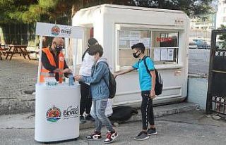 Yüz yüze eğitim için okullarına gelen öğrencileri...
