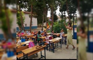 Yüz yüze eğitim için sınıfı bahçeye taşıdı