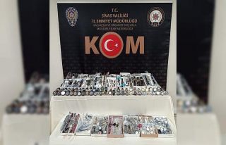 Yüzlerce kaçak kol saati ele geçirildi