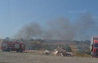 Yüzlerce kamyon lastiği cayır cayır yandı