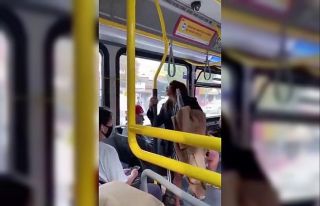 Yüzüne tüküren kadını iterek otobüsten attı