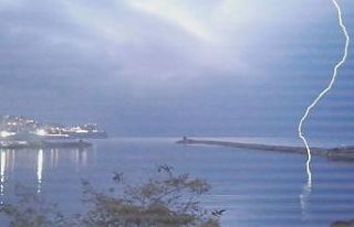 Zonguldak’ta şimşekler geceyi aydınlattı