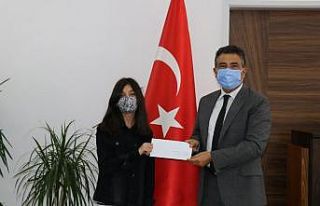 11 yaşında kazandığı ödülün yarısını depremzedelere...